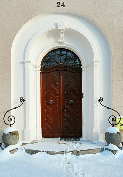 Jedne z piękniejszych drzwi w Elblągu, przy ul.Żeromskiego.Te miały szczęście,zostały odrestaurowane.Teraz można je podziwiać w całej okazałości.
