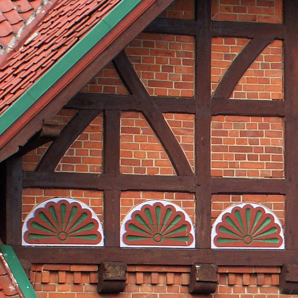 Zdobienia domu znajdującego się przy kościele p.w. św. Mikołaja w Królewie Malborskim. (Kwiecień 2011)