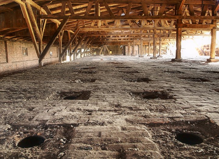 Cegielnia Pęklewo - "pięterko" nad piecem do wypalania cegieł. Otwory w podłodze służyły do zasypywania węgla do pieca. Były przykrywane specjalnymi kapslami.