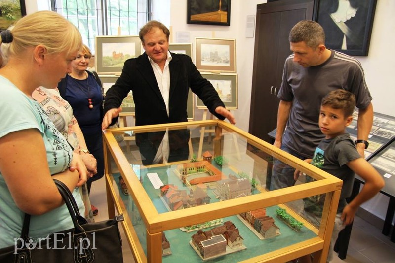 Elbląg, Po muzeum oprowadza Zbigniew Kędziora, prezes Towarzystwa Miłośników Braniewa Elbląg, Po muzeum oprowadza Zbigniew Kędziora, prezes Towarzystwa Miłośników Braniewa