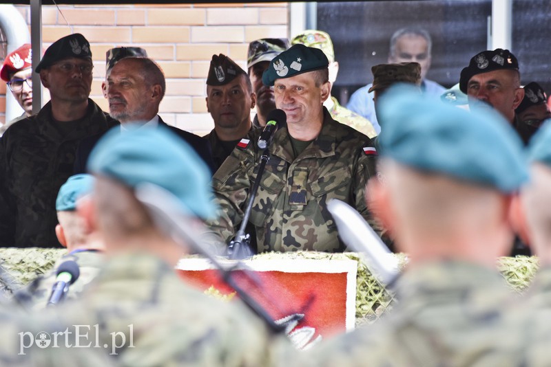 Elbląg, Generał Krzysztof Motacki podczas powitania żołnierzy wielonarodowej dywizji NATO w Elblągu