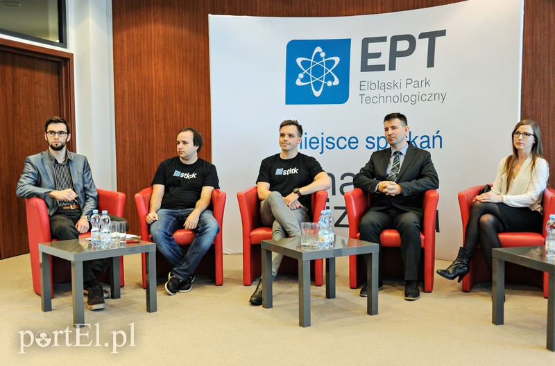 Elbląg, Elbląscy startupowcy (od lewej): Jan Sowa, Michał Kowalkowski, Bartosz Fimowski oraz Joanna Klein. Drugi z prawej - dyrektor EPT Marcin Bukowski