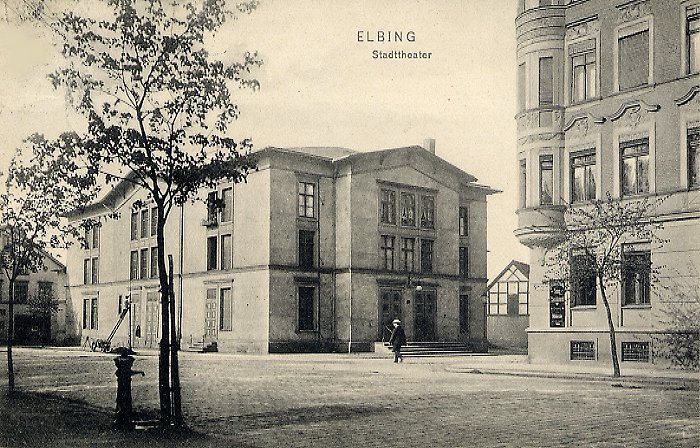 Elbląg, Teatr w przedwojennym Elblągu mieścił się przy ul. Rycerskiej. Budynek nie przetrwał do dzisiejszych czasów