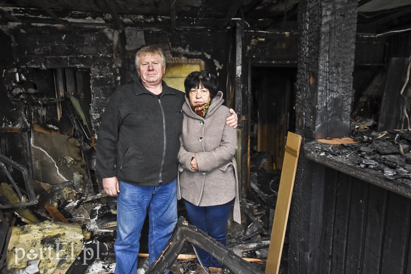 Elbląg, Pani Barbara i pan Andrzej w doszczętnie spalonym mieszkaniu przy ul. Dolnej