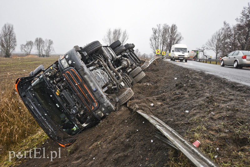 Elbląg, Ciężarówka wypadła z drogi na DK 22