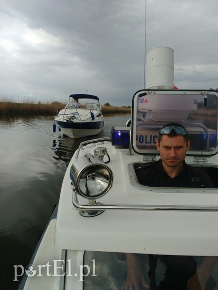 Elbląg, Policjanci wyciągnęli jacht z mielizny Elbląg, Policjanci wyciągnęli jacht z mielizny