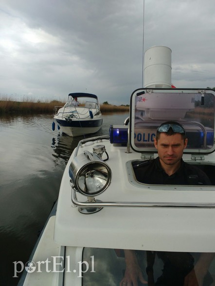 Elbląg, Policjanci wyciągnęli jacht z mielizny