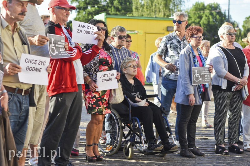 Elbląg, Dziś w Elblągu w geście solidarności z protestującymi w Sejmie opiekunami osób niepełnosprawnych