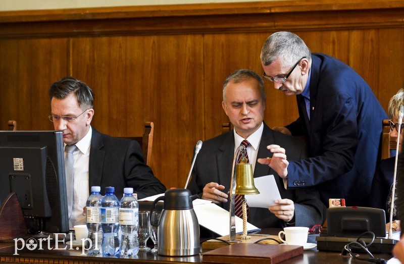Elbląg, Nadzwyczajną sesję zwołał przewodniczący Rady Miejskiej Marek Pruszak (w środku) na wniosek klubu radnych PiS