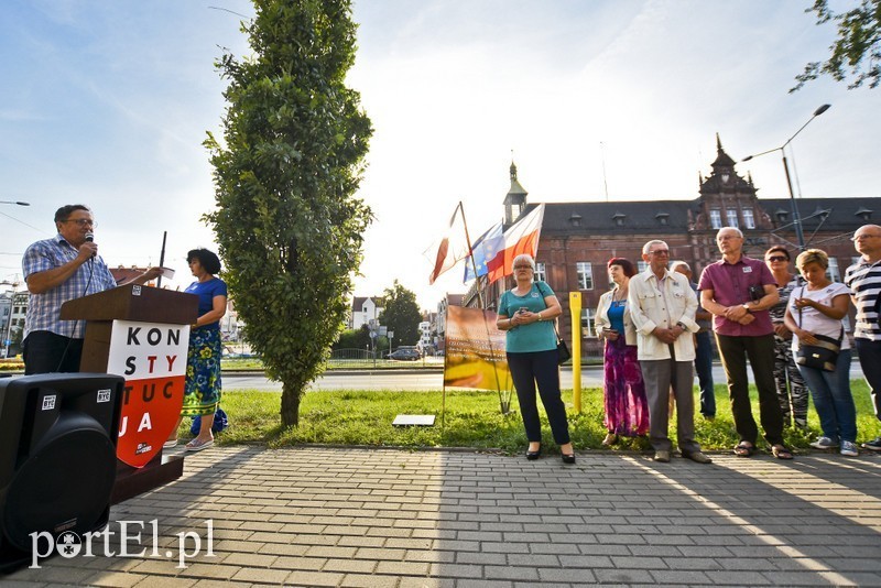 Elbląg, Po południu zebrano się pod dębem tolerancji, wcześniej był tu Robert Biedroń, który wraz z Tadeuszem Kawą symbolicznie położył nową tablicę