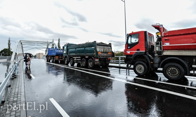 Elbląg, Na wiadukt wjechały ciężarówki, mieszkańcy pojadą nim w październiku Elbląg, Na wiadukt wjechały ciężarówki, mieszkańcy pojadą nim w październiku