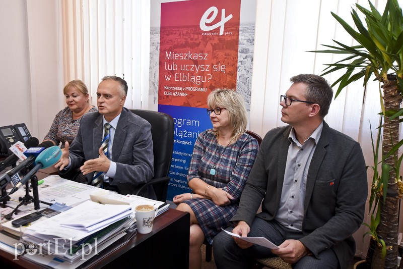 Elbląg, O Elblążaninie Plus opowiadali radni: Jolanta Janowska, Marek Pruszak, Jolanta Lisowska i Rafał Traks