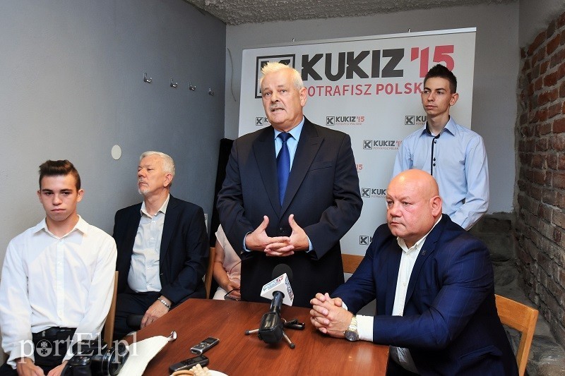 Elbląg, Stefan Rembelski (w środku) domaga się sprostowania publicznej wypowiedzi od Witolda Wróblewskiego Elbląg, Stefan Rembelski (w środku) domaga się sprostowania publicznej wypowiedzi od Witolda Wróblewskiego