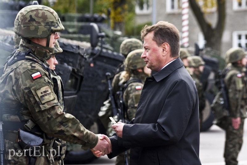 Elbląg, Szef MON Mariusz Błaszczak przekazał elbląskim żołnierzom kluczyki do siedmiu Rosomaków