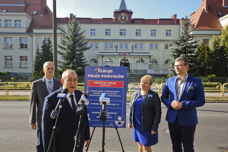 Elbląg, Jerzy Wilk i kandydaci PiS do Rady Miejskiej zorganizowali dzisiejszą konferencję przed budynkiem szkoły przy ul. Robotniczej, do którego w tym roku szkolnym przeprowadził się Zespół Szkół Zawodowych nr 1 Elbląg, Jerzy Wilk i kandydaci PiS do Rady Miejskiej zorganizowali dzisiejszą konferencję przed budynkiem szkoły przy ul. Robotniczej, do którego w tym roku szkolnym przeprowadził się Zespół Szkół Zawodowych nr 1