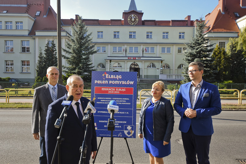 Elbląg, Jerzy Wilk i kandydaci PiS do Rady Miejskiej zorganizowali dzisiejszą konferencję przed budynkiem szkoły przy ul. Robotniczej, do którego w tym roku szkolnym przeprowadził się Zespół Szkół Zawodowych nr 1