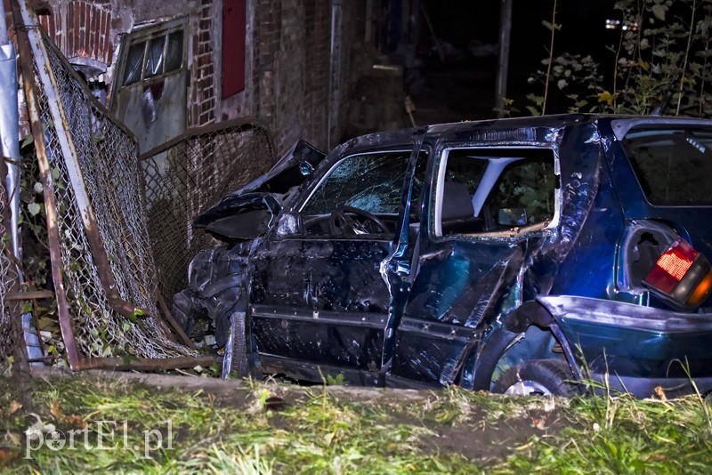 Elbląg, Uderzył w ścianę, dwie osoby trafiły do szpitala Elbląg, Uderzył w ścianę, dwie osoby trafiły do szpitala