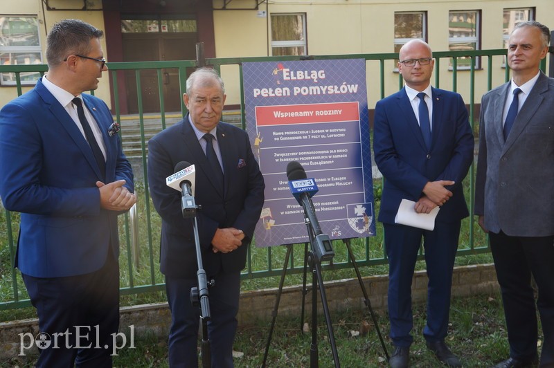 Elbląg, Rafał Traks (od lewej), Jerzy Wilk, Paweł Kowszyński i Marek Pruszak przedstawiają wyborcze propozycje