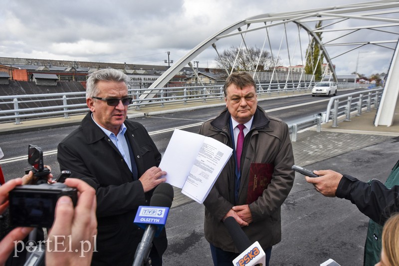 Elbląg, Janusz Nowak (od lewej) i Witold Wróblewski prezentują pozwolenie na użytkowanie wiaduktu na Zatorze