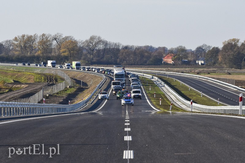 Elbląg, Nowy odcinek S7 w pobliżu miejscowości Jazowa. Na zdjęciu pierwsi kierowcy, którzy przejechali nową trasą