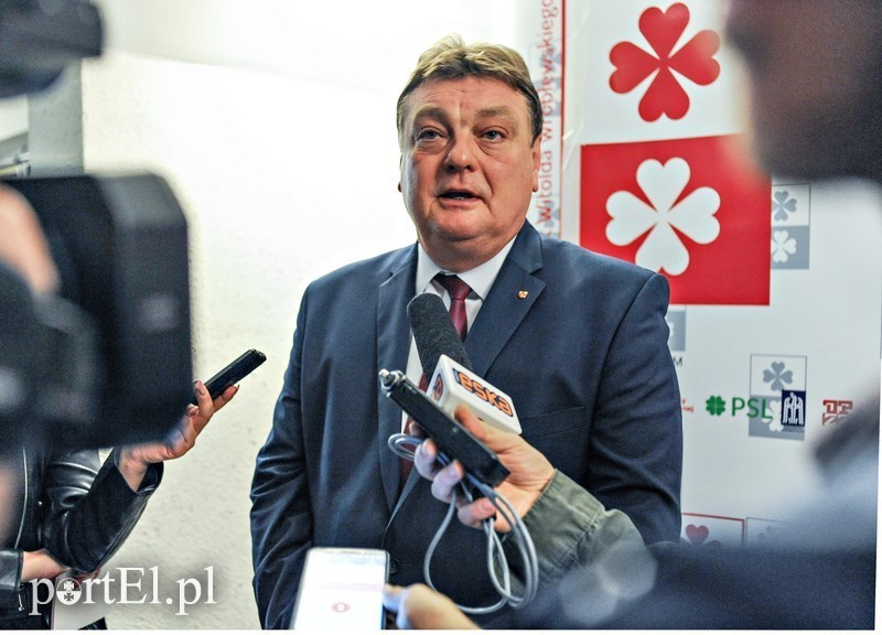 Elbląg, Witold Wróblewski odpowiadał na pytania dziennikarzy zaraz po ogłoszeniu nieoficjalnych wyników Elbląg, Witold Wróblewski odpowiadał na pytania dziennikarzy zaraz po ogłoszeniu nieoficjalnych wyników