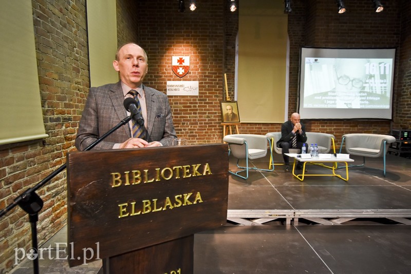 Elbląg, Na pierwszym planie prof. Cezary Obracht-Prondzyński, w tle prof. Tomasz Szlendak