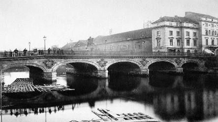 Elbląg, Długi Most i ul. Zamkowa w Berlinie przed 1889 rokiem.  Ten widok jako pierwszy pokazano elblążanom w dagerotypii (Źródło: Wikipedia)