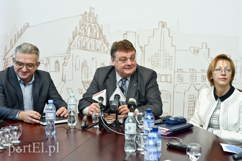 Elbląg, O restrukturyzacji długu mówili prezydent Witold Wróblewski, wiceprezydent Janusz Nowak i skarbnik Rozalia Grynis