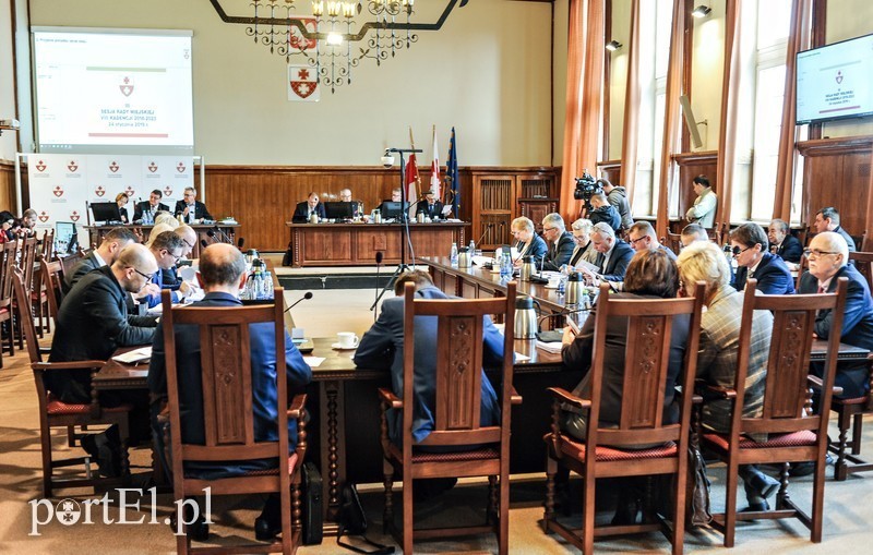 Elbląg, 16 głosów za, 1 przeciw, 8 wstrzymujących się - budżet miasta na rok 2019 został uchwalony