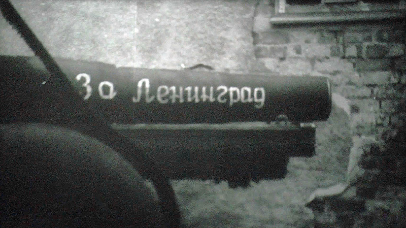 Elbląg, "Za Leningrad" - napis na armacie ostrzeliwującej Elbląg