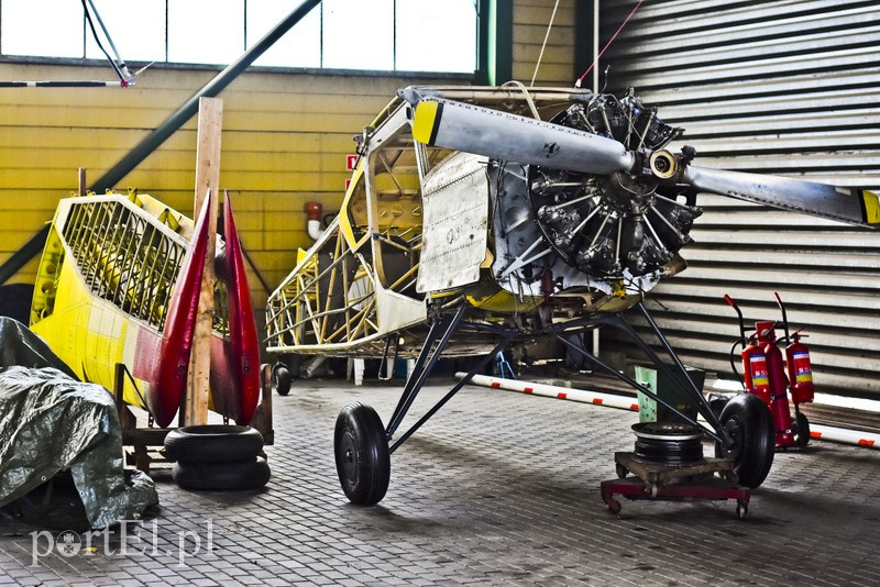 Elbląg, JAK - 12A w hangarze Aeroklubu Elbląskiego przechodzi podstawowy remont