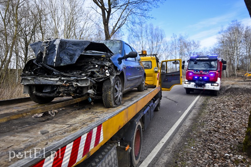 Elbląg, Uderzył w przyczepę ciągnika i wjechał w drzewo