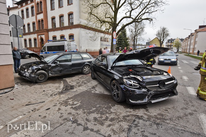 Elbląg, Kolizja audi z mercedesem na ul. Malborskiej Elbląg, Kolizja audi z mercedesem na ul. Malborskiej