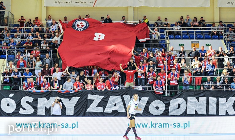 Wokół boiska rozstawione będą bandy ledowe, na krótych może wyświetlać się Twoja reklama Wokół boiska rozstawione będą bandy ledowe, na krótych może wyświetlać się Twoja reklama