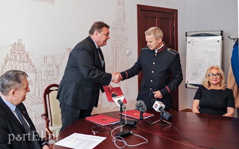 Elbląg, Prezydent Witold Wróblewski podpisał dziś (16 kwietnia) umowę z firmą z Puław na doposażenie szkół