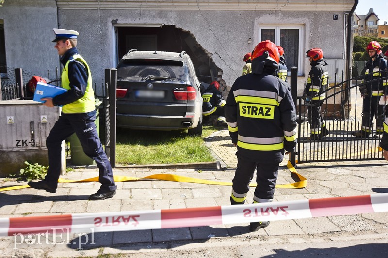 Elbląg, Samochód uderzył w budynek