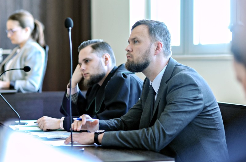 Elbląg, Piotr Opaczewski (z prawej) został pozwany za swoje słowa w telewizyjnym programie