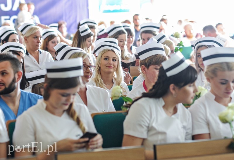 Abswolentki oraz absolwenci kierunku pielęgniarstwo podczas uroczystości wręczenia dyplomów