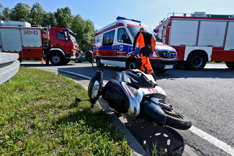 Elbląg, Oplem wjechała w kobietę na skuterze Elbląg, Oplem wjechała w kobietę na skuterze