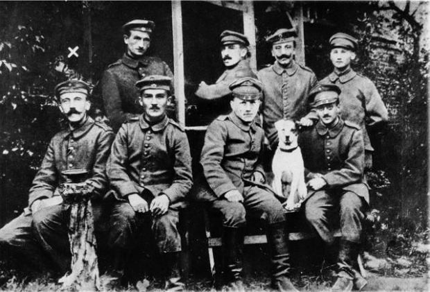 Elbląg, A. Hitler (pierwszy z lewej w dolny rzędzie) w czasie I wojny światowej