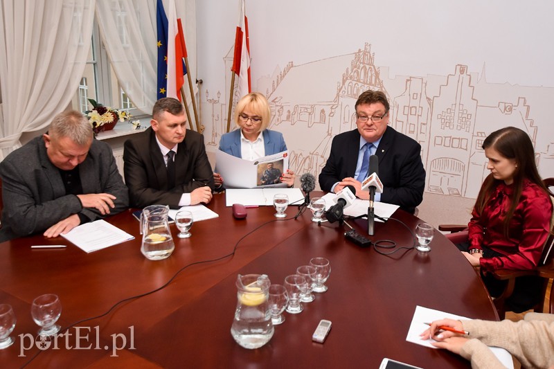 Elbląg, Prezydent Elblaga Witold Wróblewski i Maria Kosecka (w środku) zapowiedzieli współpracę pomiędzy miastem a Związkiem Piłsudczyków RP.
