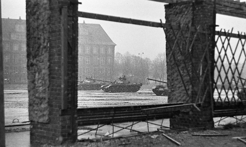Elbląg, Czołgi na placu przed elbląskim sądem - 18 grudnia 1970 r. (zdjęcie z archiwów IPN)