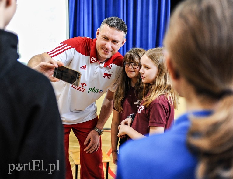 Elbląg, Marcin Prus, były reprezentant Polski w siatkówce, spotkał się z uczniami SSP 3 w Elblągu
