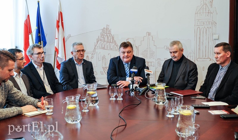 Elbląg, Prezydent Witold Wróblewski zwołał konferencję prasową, w której wzięli udział członkowie zespołu ds. funkcjonowania komunikacji miejskiej