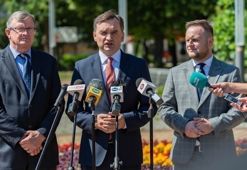 Elbląg, W konferencji na placu Dworcowym uczestniczyli (od lewej): Tadeusz Cymański, Zbigniew Ziobro i Michał Gzowski