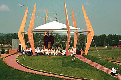 Elbląg, 6 czerwca 1999 roku. Msza święta na lotnisku elbląskiego aeroklubu