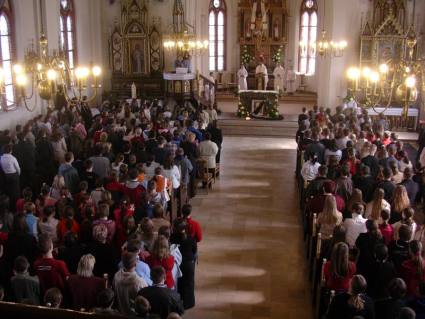 Elbląg, Wczoraj w kościele oo. franciszkanów w intencji Ojca Świętego modlili się nauczyciele i młodzież Gimnazjum nr 2