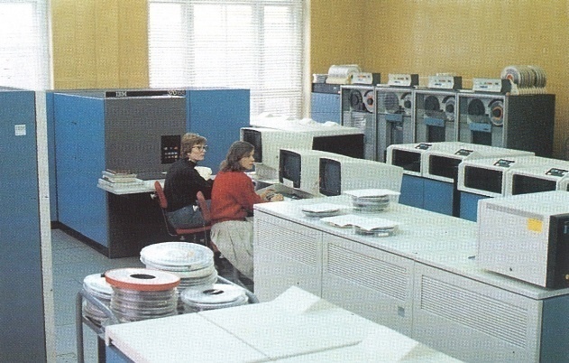 Elbląg, widok ogólny sali komputerowej systemu IBM370. Przy pulpicie maszyny operatorzy, od lewej Grażyna Buczko, Renata Prejna
