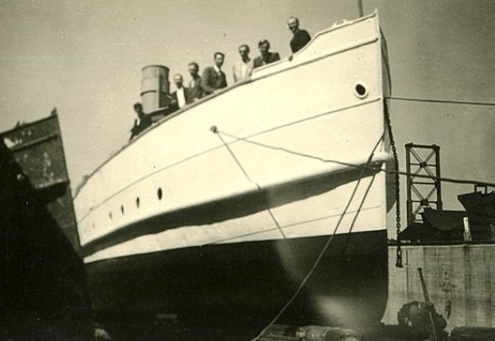 Elbląg, Zdjęcie z roku 1946 - statek „Borussia” wydobyty z dna basenu wyposażeniowego i remontowany w suchym doku Stoczni nr 16. Ponownie zwodowany jako m/s „Telimena”