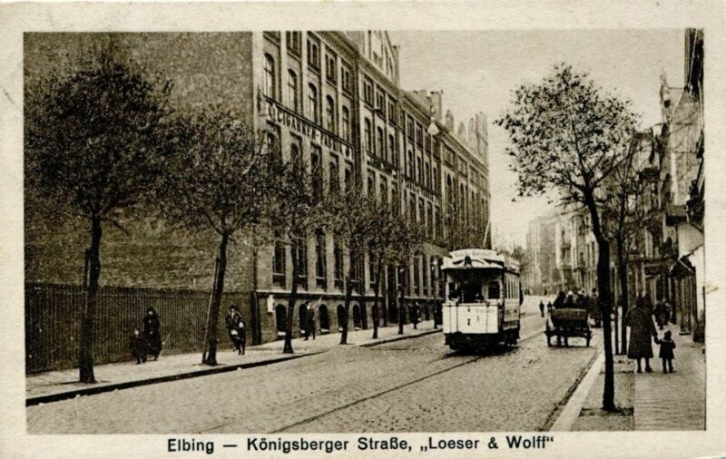 Elbląg, Tramwaj przejeżdżający ul. Królewiecką przed wojną, z lewej strony fabryka cygar, po wojnie mieściła się tu Renoma